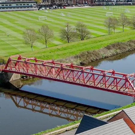 Stunning 2-Bed House In Manchester With Canal View Exterior photo