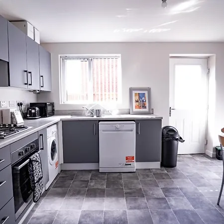 Stunning 2-Bed House In Manchester With Canal View Exterior photo