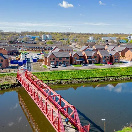 Stunning 2-Bed House In Manchester With Canal View Exterior photo