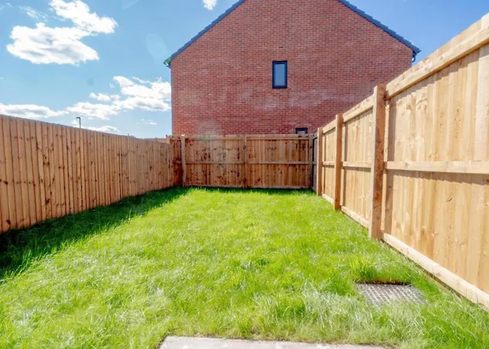 Stunning 2-Bed House In Manchester With Canal View