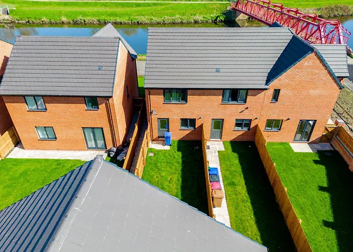 Stunning 2-Bed House In Manchester With Canal View