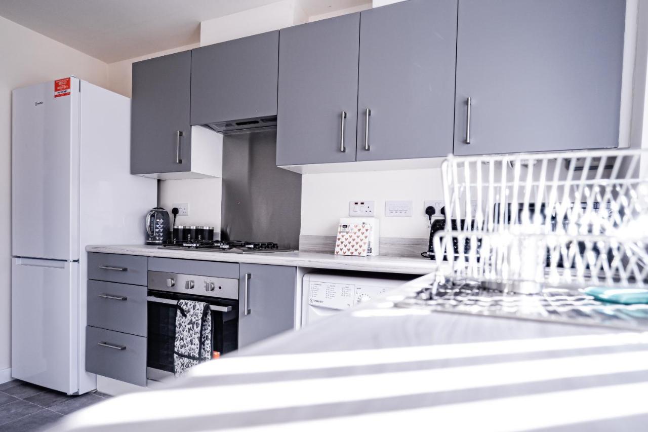 Holiday home Stunning 2-bed House In With Canal View *