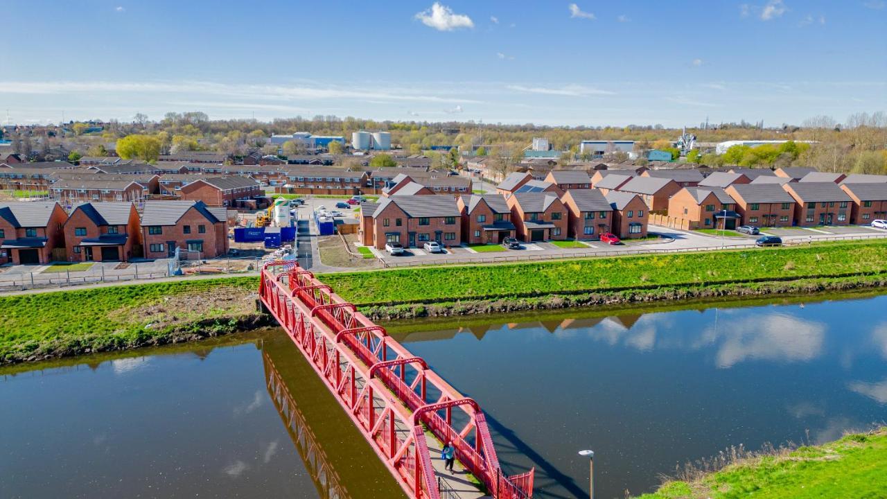 Stunning 2-bed House In With Canal View Holiday home Manchester