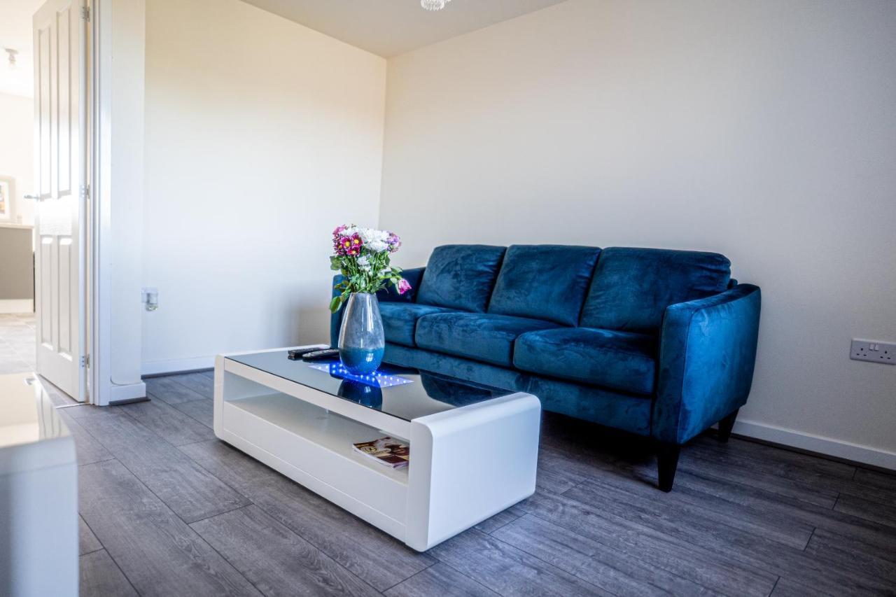 Stunning 2-bed House In With Canal View