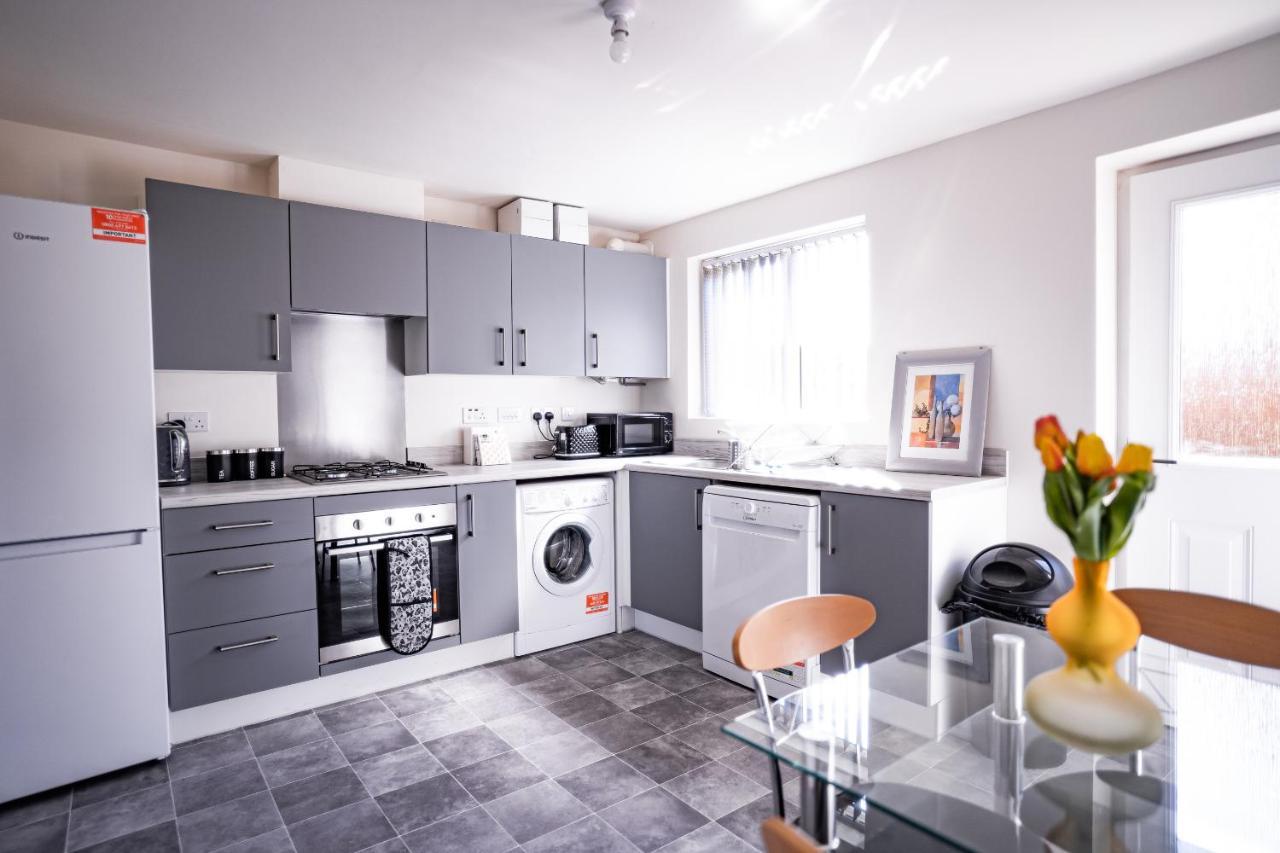 Stunning 2-bed House In With Canal View Manchester