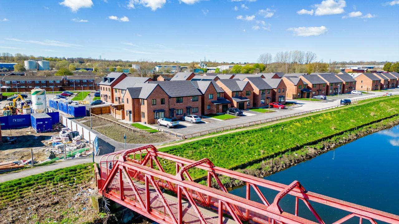 Stunning 2-bed House In With Canal View *