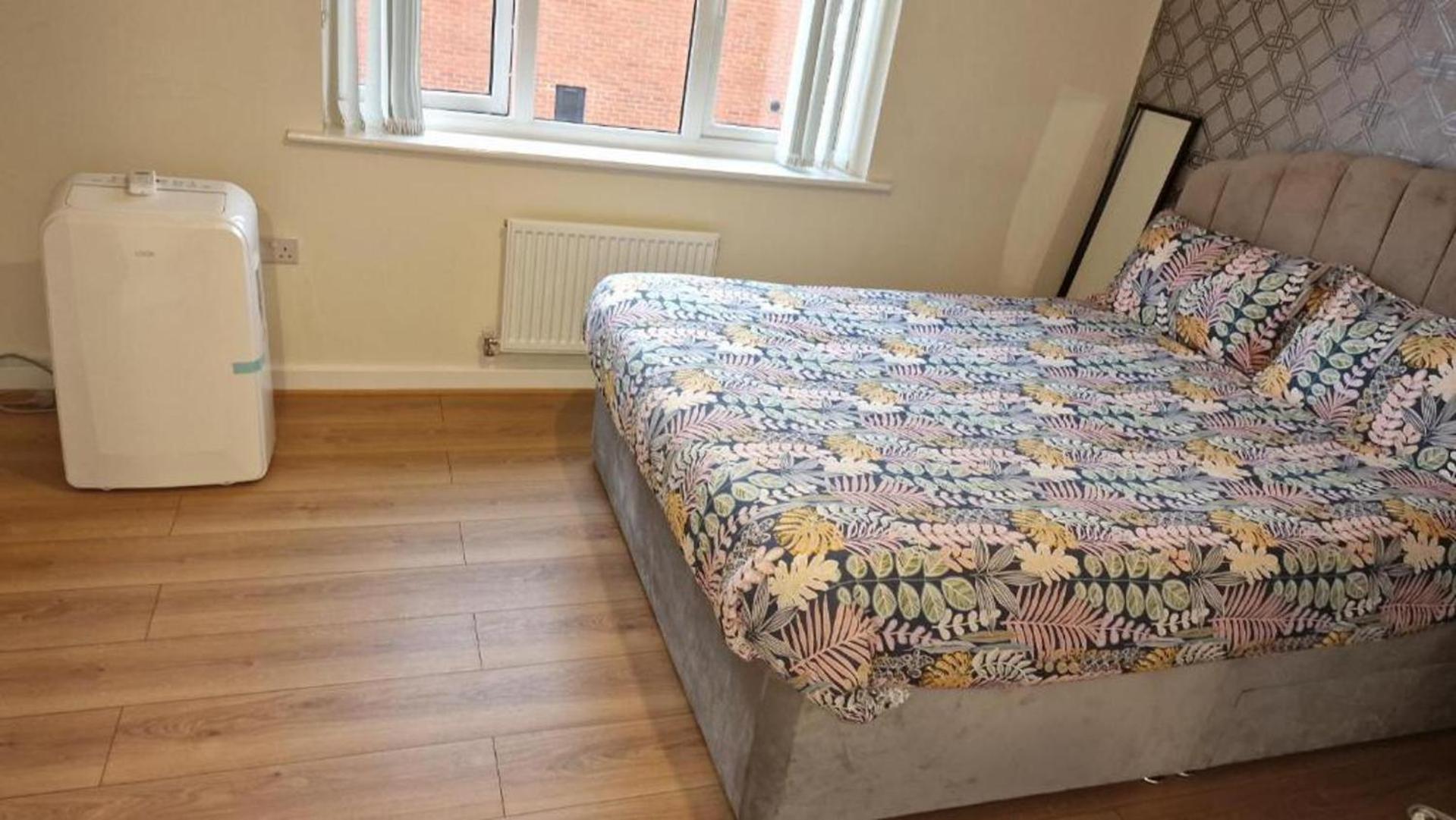 Stunning 2-bed House In With Canal View Holiday home
