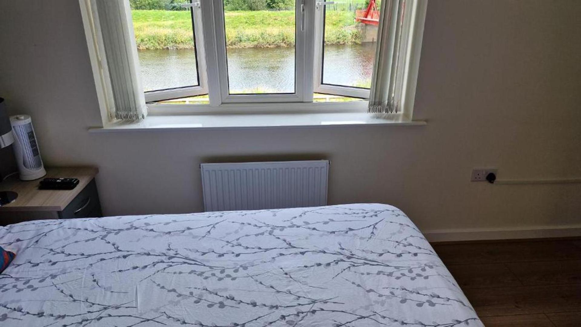 Stunning 2-bed House In With Canal View * Manchester