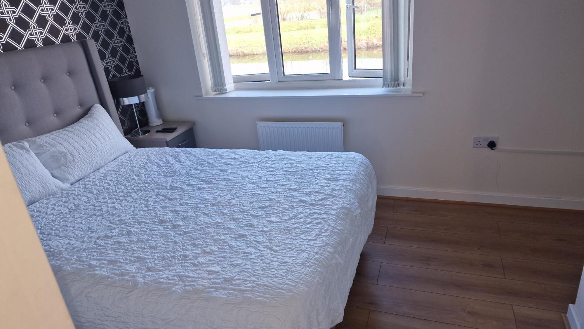 Stunning 2-bed House In With Canal View Manchester