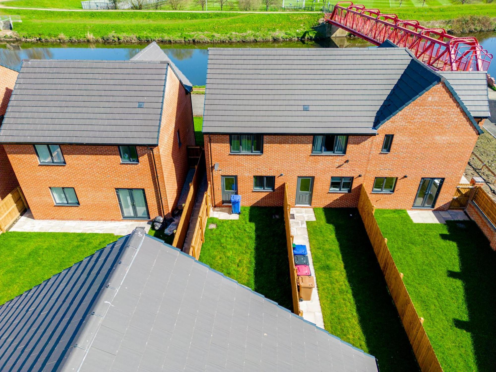 Stunning 2-bed House In With Canal View *