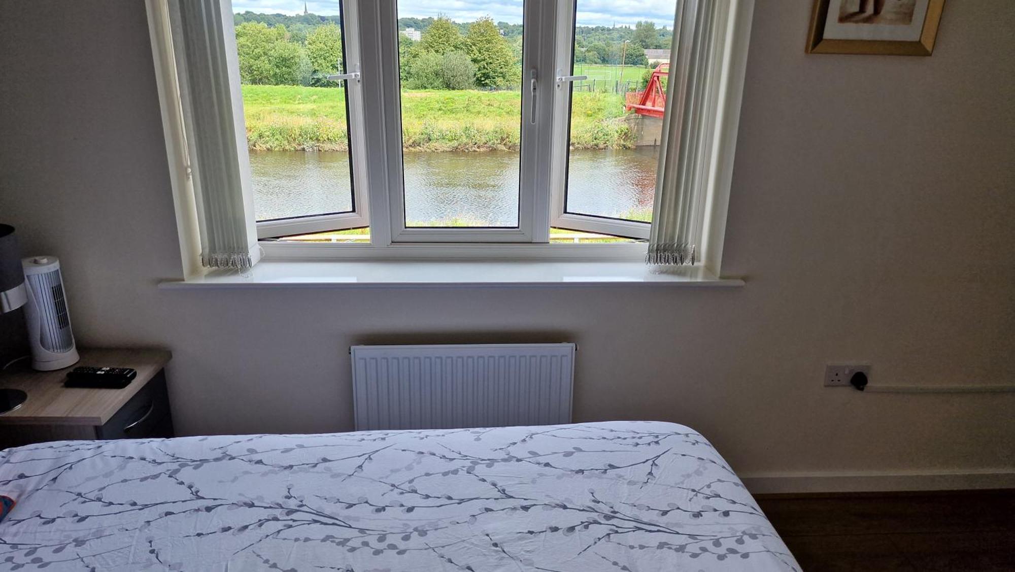 Stunning 2-bed House In With Canal View Holiday home Manchester